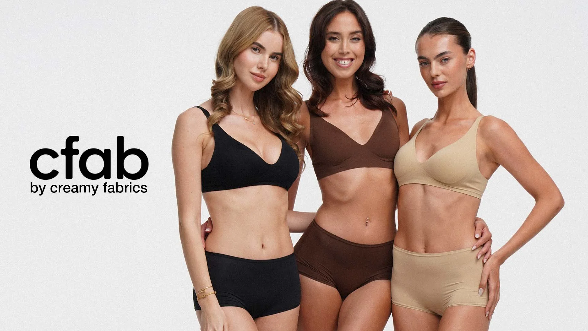 Drei Frauen in Unterwäsche zeigen verschiedene Modelle in Schwarz, Braun und Beige. Logo von cfab sichtbar.
