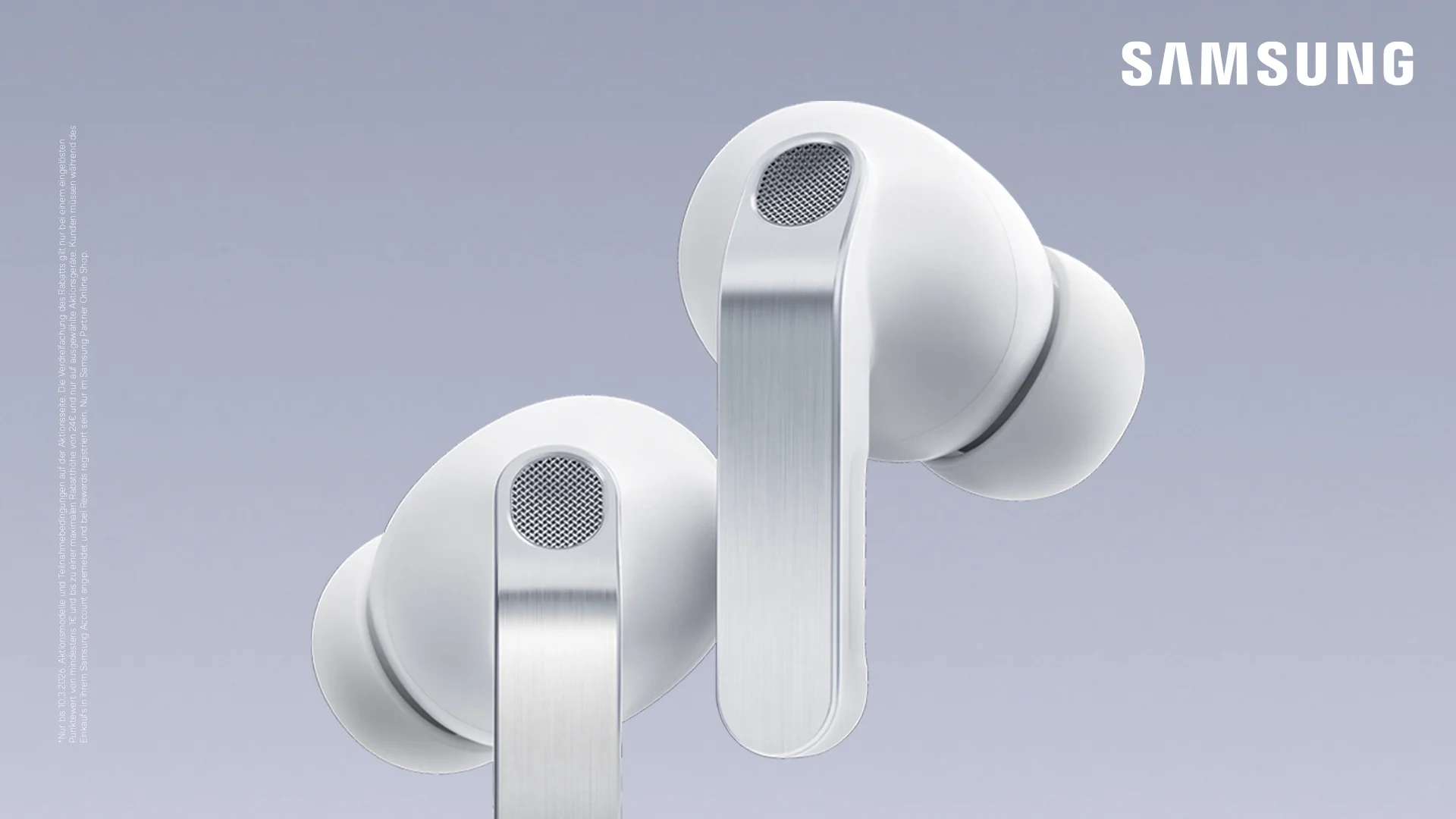 Zwei weiße Galaxy Buds4 Pro Kopfhörer auf grauem Hintergrund.